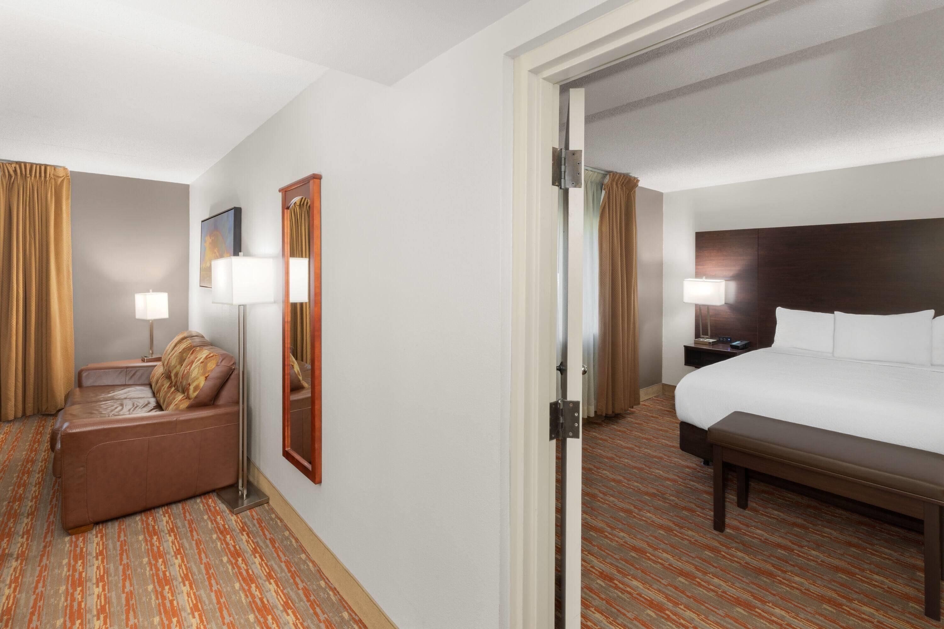 Suite, 1 kingsize-seng, tilgjengelighetstilpasset (First Floor, Roll-In Shower, Mobility) | Safe på rommet, skrivebord, blendingsgardiner og strykejern/-brett