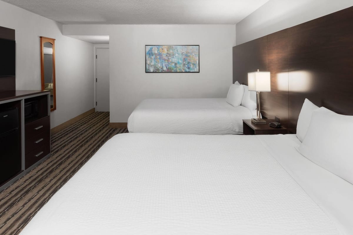 Rom, 2 queensize-senger, tilgjengelighetstilpasset (First Floor, Roll-In Shower, Mobility) | Safe på rommet, skrivebord, blendingsgardiner og strykejern/-brett