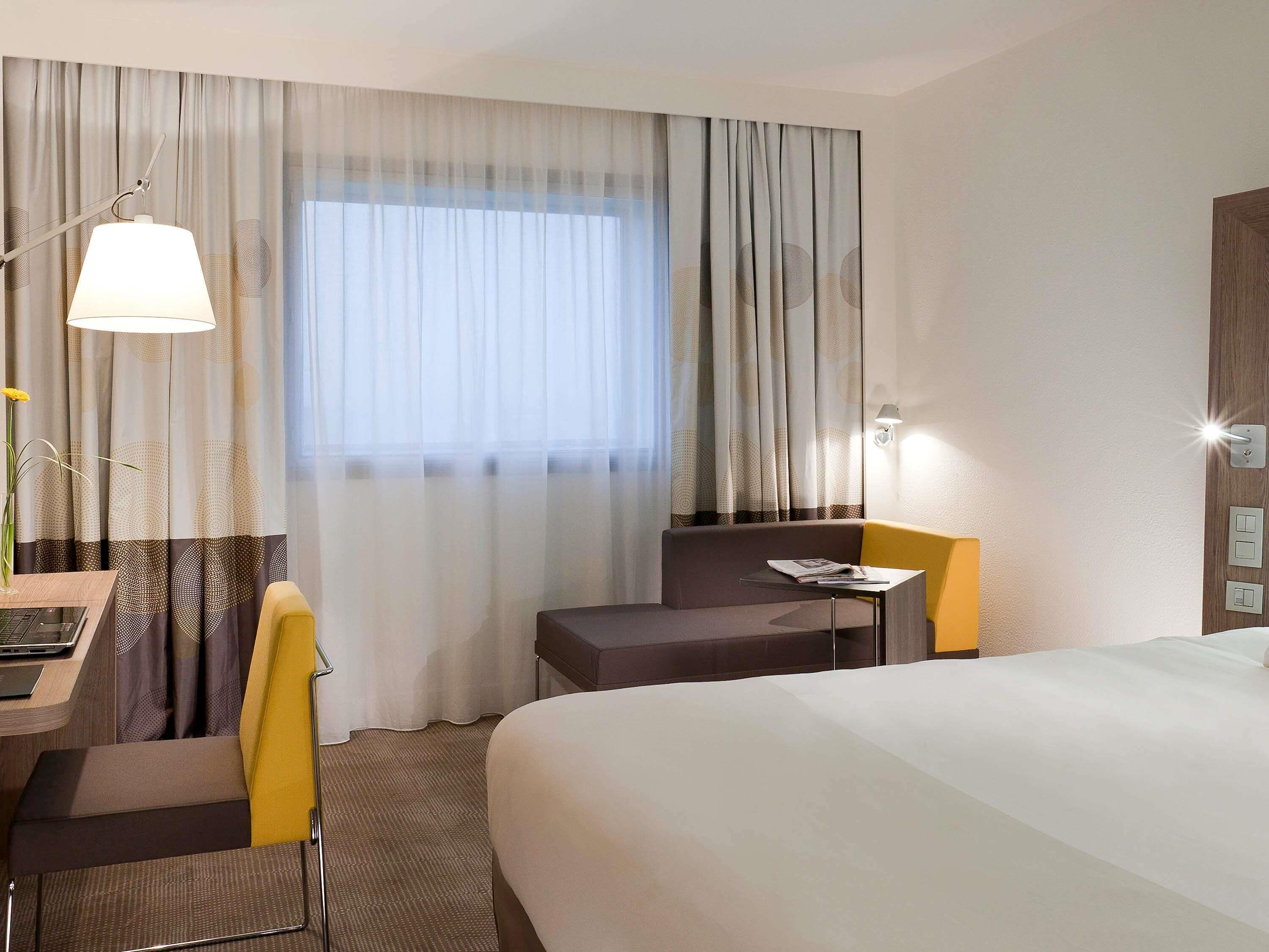 Een kluis op de kamer, een bureau, verduisterende gordijnen