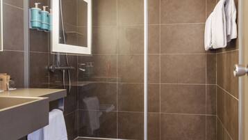 Habitación familiar, varias camas | Baño | Amenidades de baño gratuitas, secadora de cabello, toallas