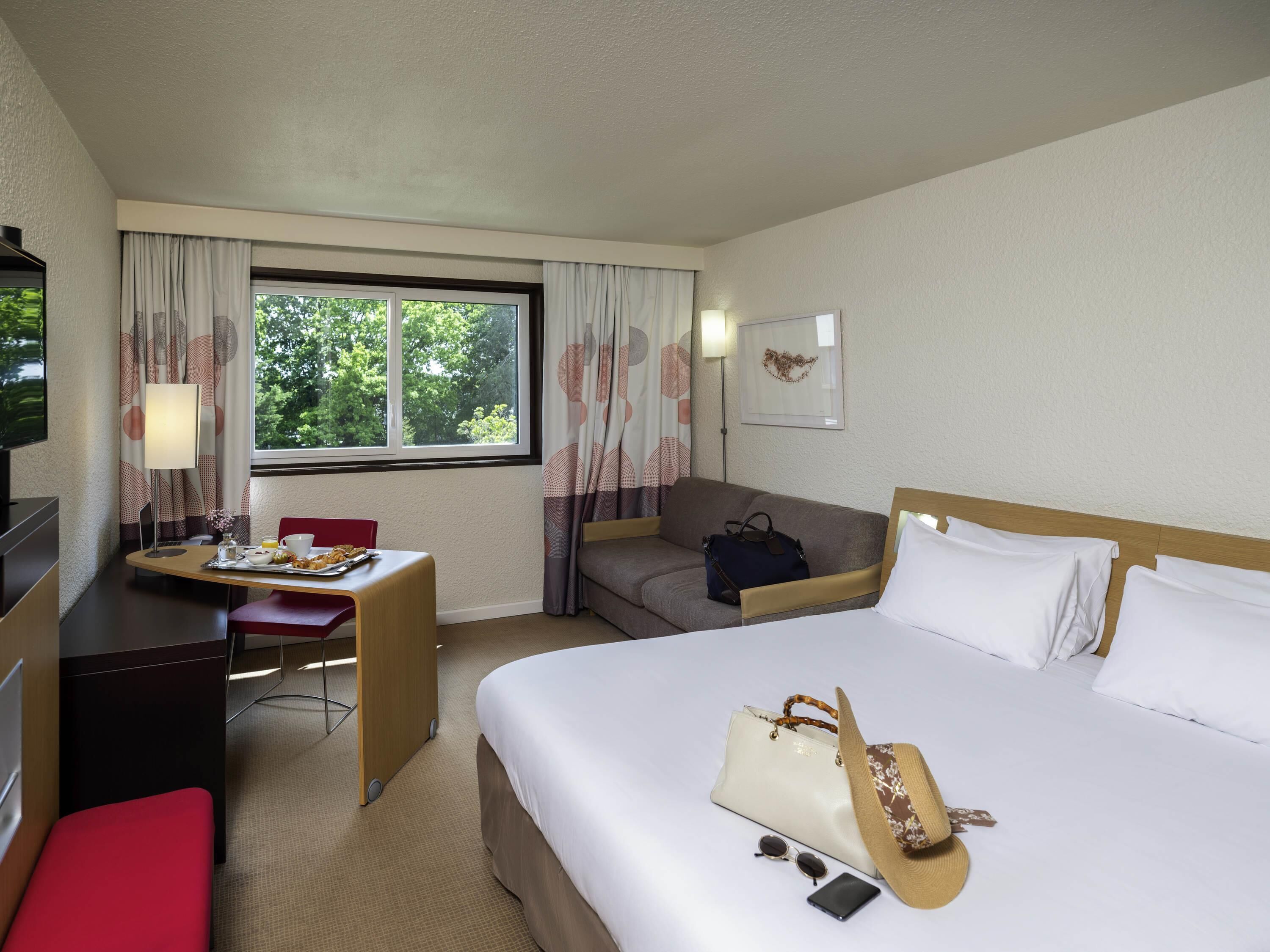 Caja fuerte, escritorio, cortinas opacas y sistema de insonorización