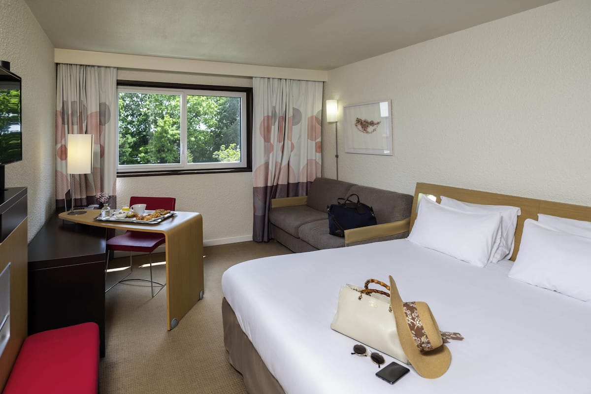 Caja fuerte, escritorio, cortinas opacas y sistema de insonorización