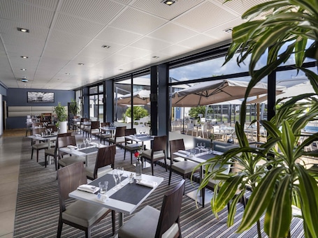 Breakfast, lunch, dinner served; French cuisine . Novotel Nantes Carquefou