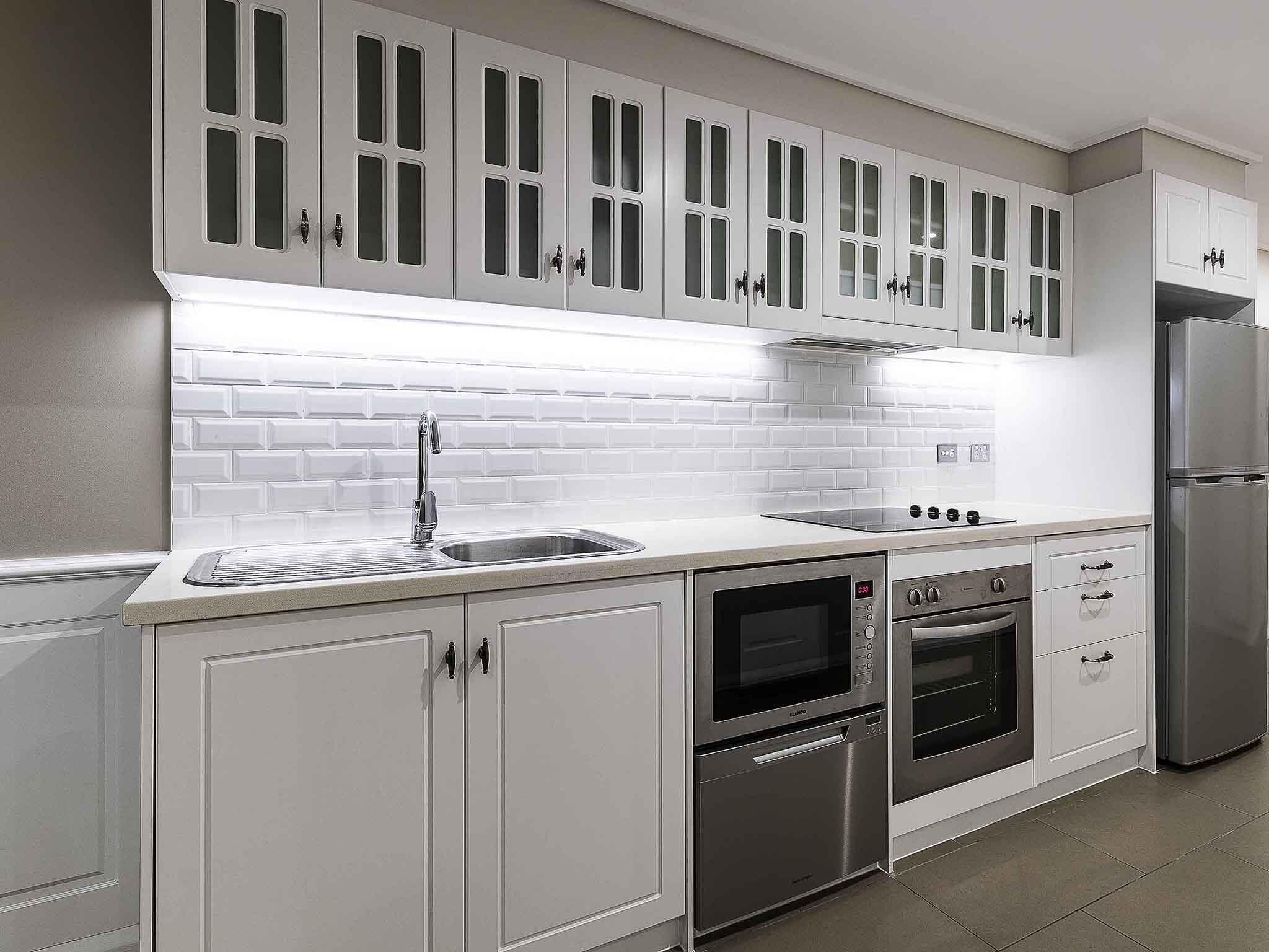 Ropa de cama de alta calidad y caja de seguridad en la habitación 