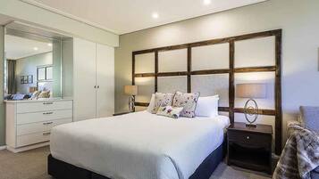 Studio, 1 King Bed | Premium bedding, in-room safe, laptop workspace, iron/ironing board