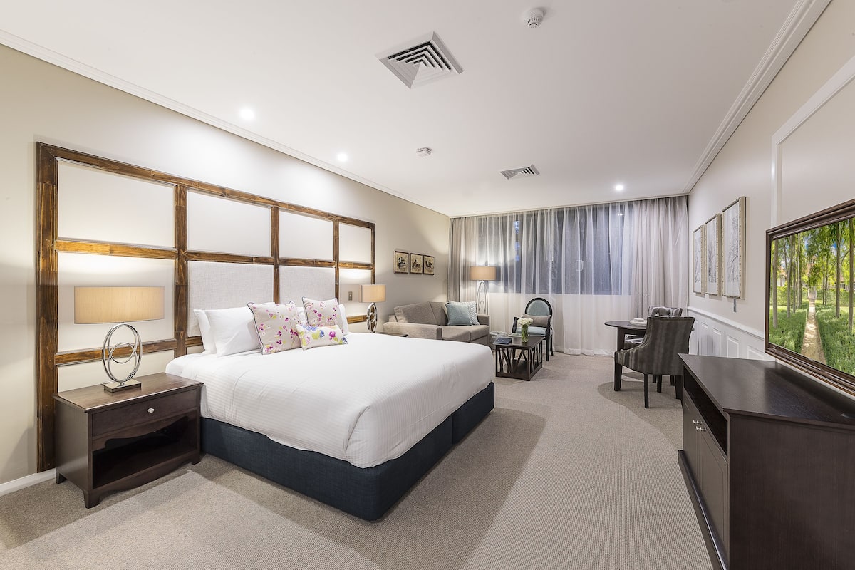 Ropa de cama de alta calidad y caja de seguridad en la habitación