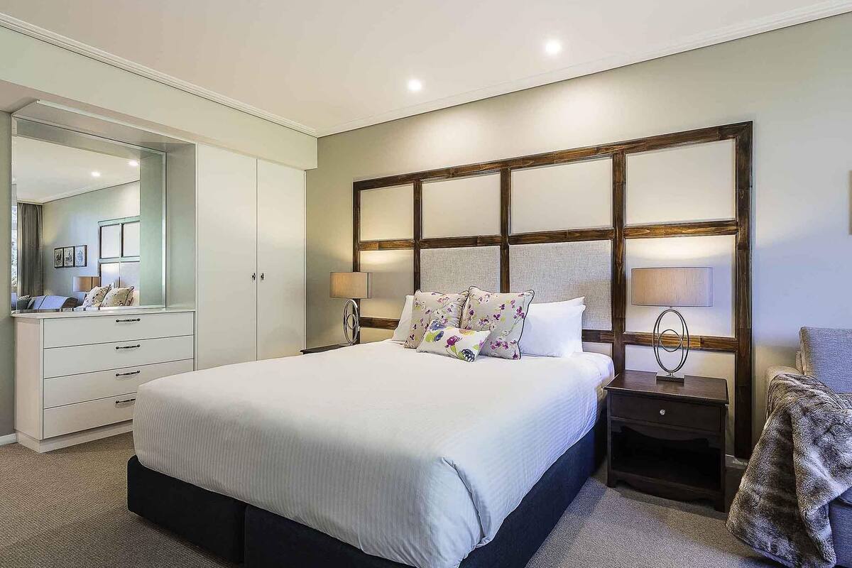 Ropa de cama de alta calidad y caja de seguridad en la habitación