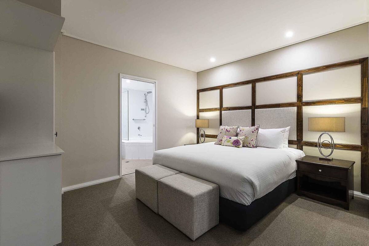 Ropa de cama de alta calidad y caja de seguridad en la habitación