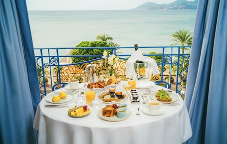 3 restaurants, breakfast, lunch, dinner served; Mediterranean cuisine