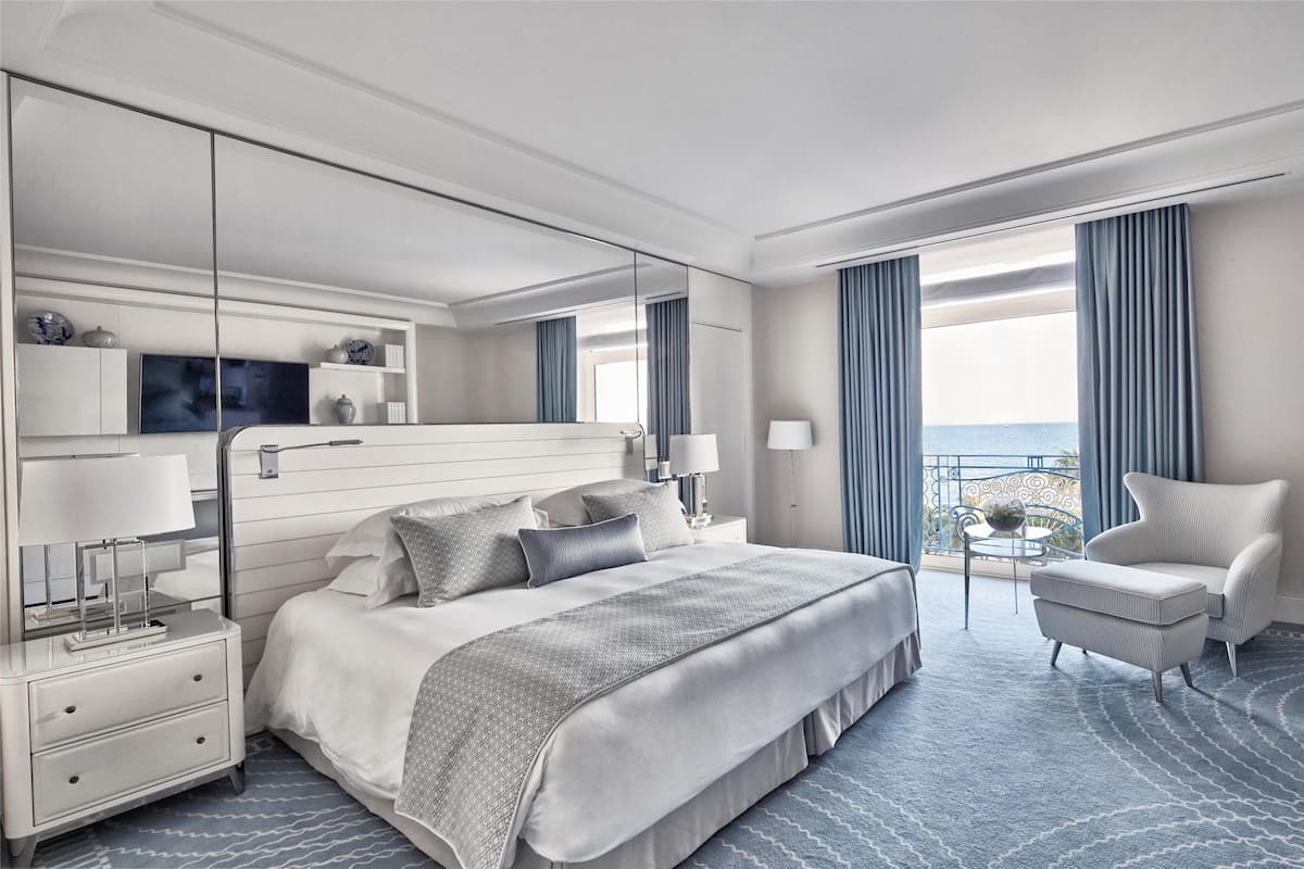 Hypo-allergenic bedding, minibar, in-room safe, individually decorated