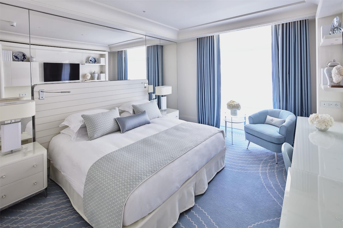 Hypo-allergenic bedding, minibar, in-room safe, individually decorated