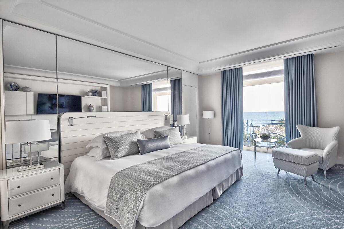 Hypo-allergenic bedding, minibar, in-room safe, individually decorated