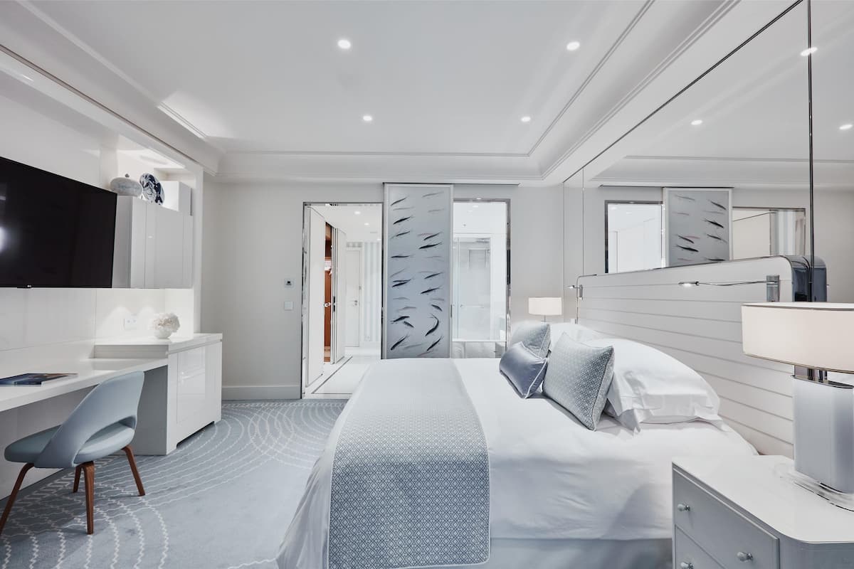 Hypo-allergenic bedding, minibar, in-room safe, individually decorated