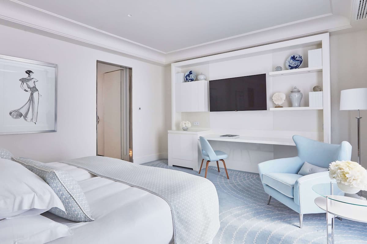 Hypo-allergenic bedding, minibar, in-room safe, individually decorated