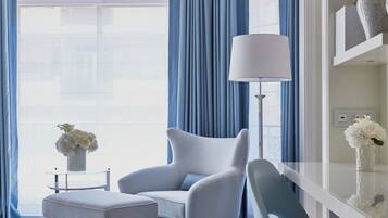 Premium kamer, 1 kingsize bed, uitzicht op zee | Hypoallergeen beddengoed, een minibar, een kluis op de kamer