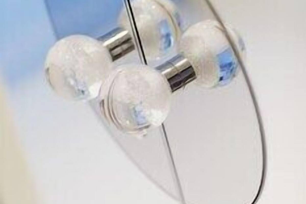 Gros plan d’une structure métallique comportant des éléments transparents, qui pourrait faire partie d’une fenêtre ou d’un élément architectural.