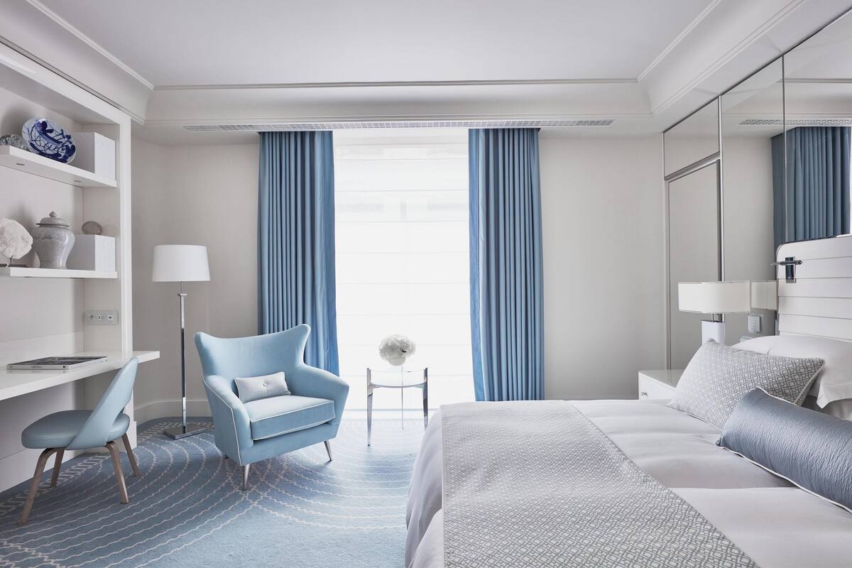 Literie hypoallergénique, minibar, coffres-forts dans les chambres