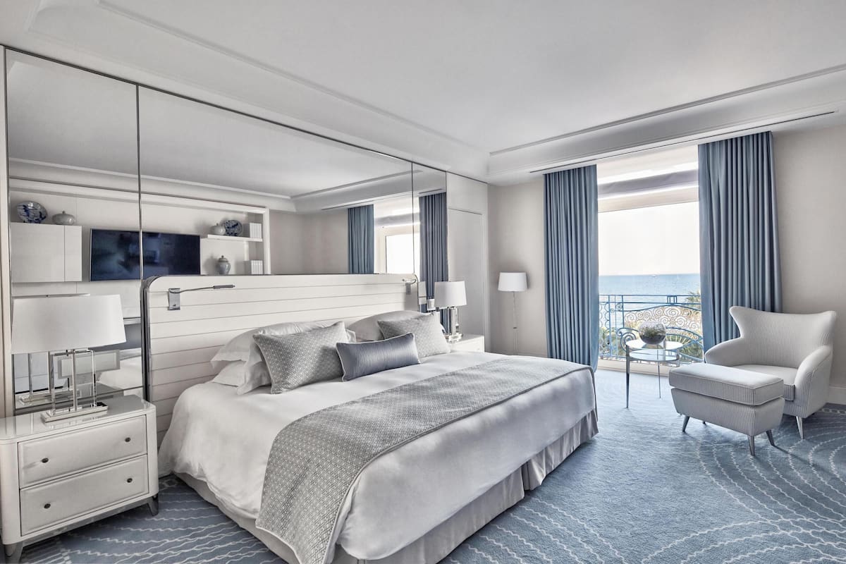 Hypo-allergenic bedding, minibar, in-room safe, individually decorated