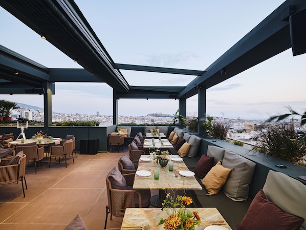 3 restaurants; breakfast, lunch and dinner served 