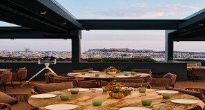 3 restaurants, breakfast, lunch, dinner served; international cuisine 