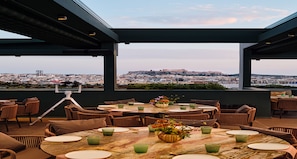 3 restaurants, breakfast, lunch, dinner served; international cuisine