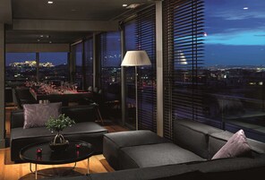 2 bares/lounges, saguão/lounge