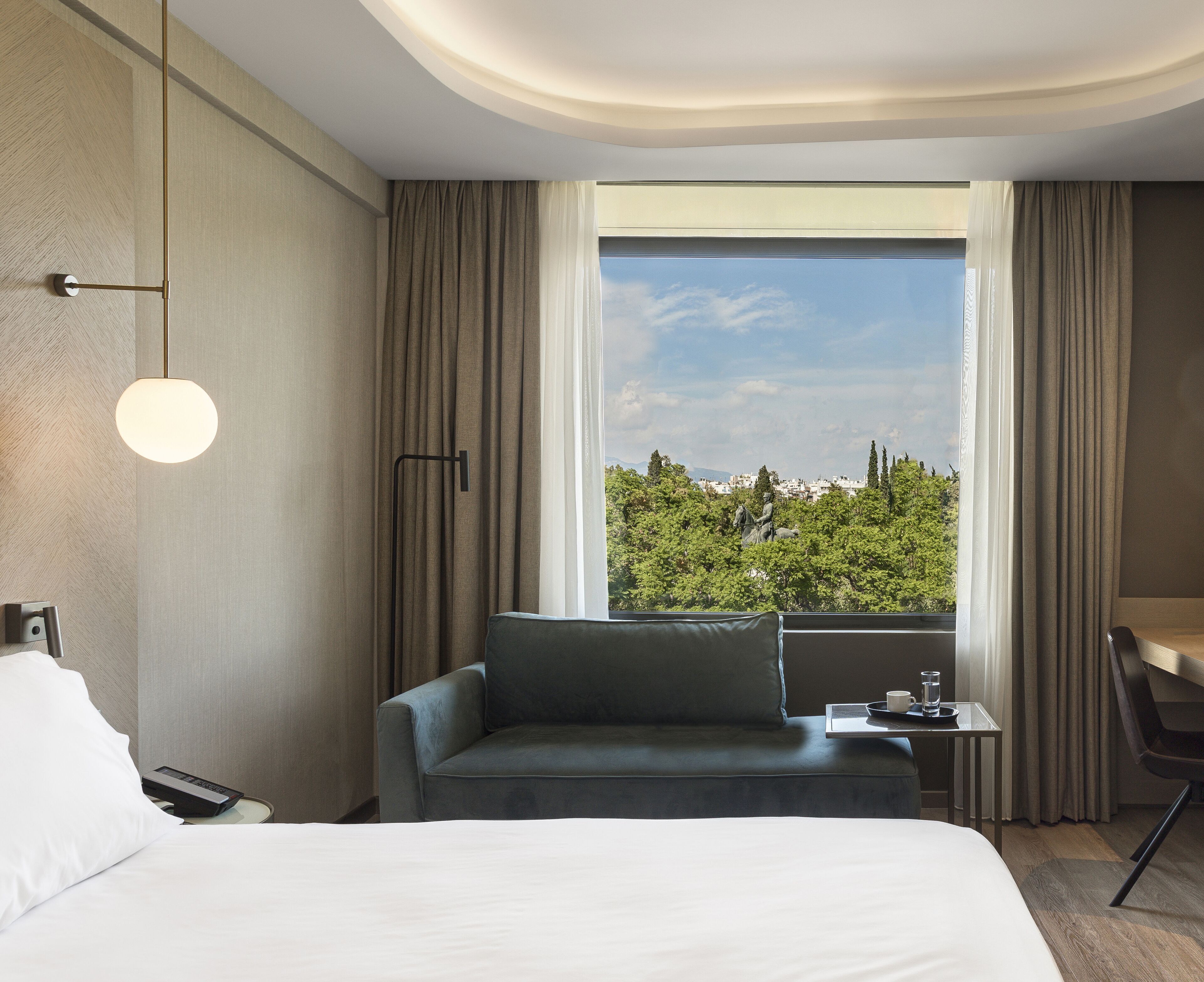 Hochwertige Bettwaren, Minibar, Zimmersafe, individuell eingerichtet