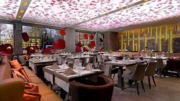 Daily buffet breakfast (EUR 22.90 per person)