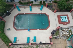 Kolam renang outdoor, dengan payung kolam renang dan kursi berjemur