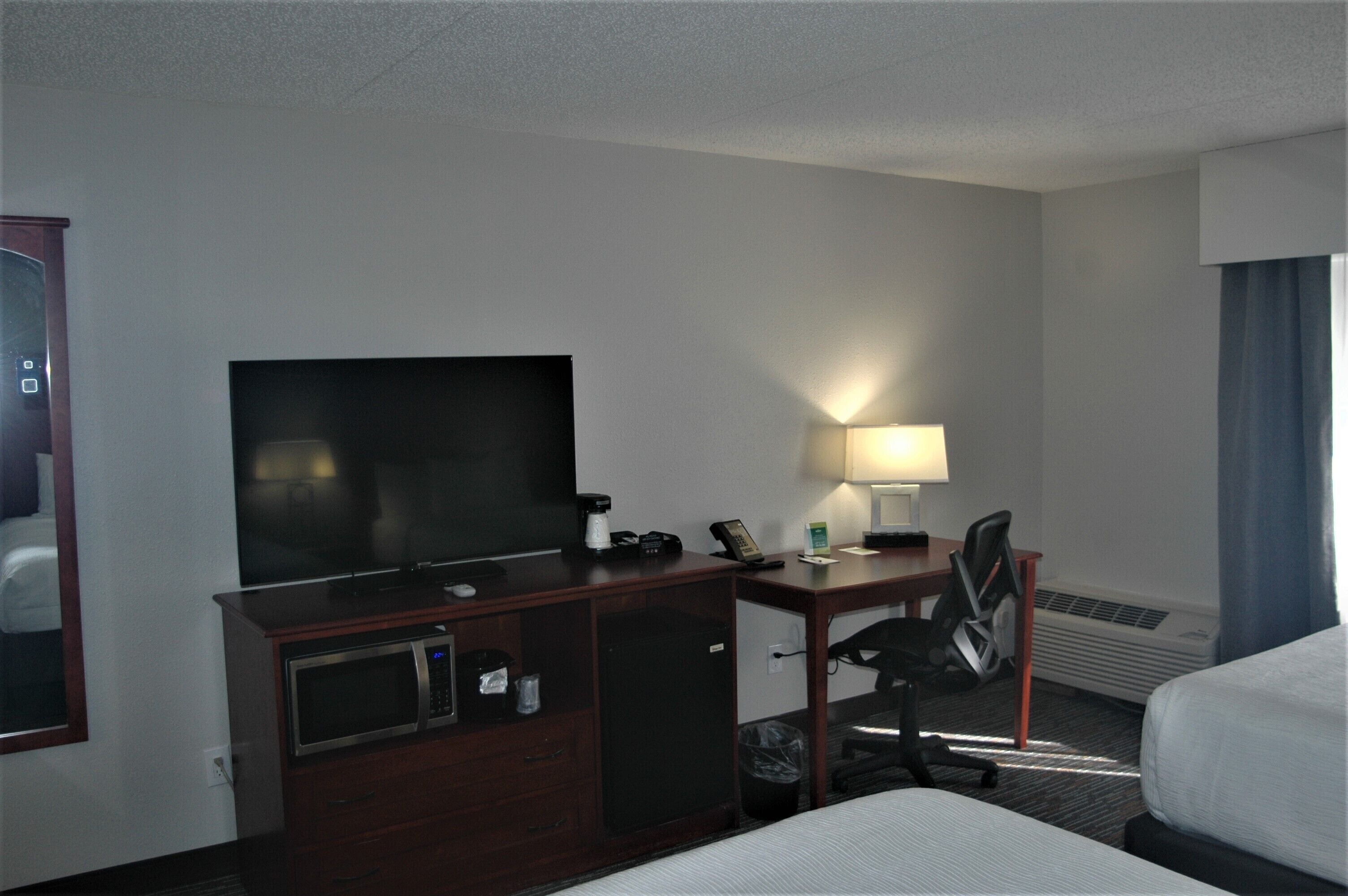 1 bedroom, premium bedding, pillow-top beds, desk