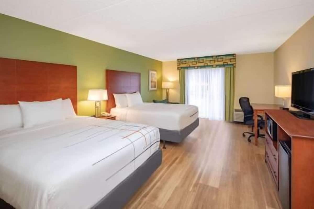 Ropa de cama de alta calidad, camas con pillow-top y escritorio