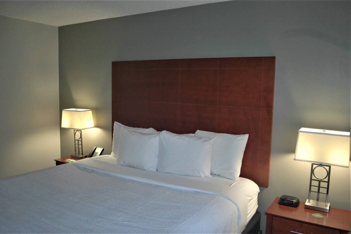 Ropa de cama de alta calidad, camas con pillow-top y escritorio