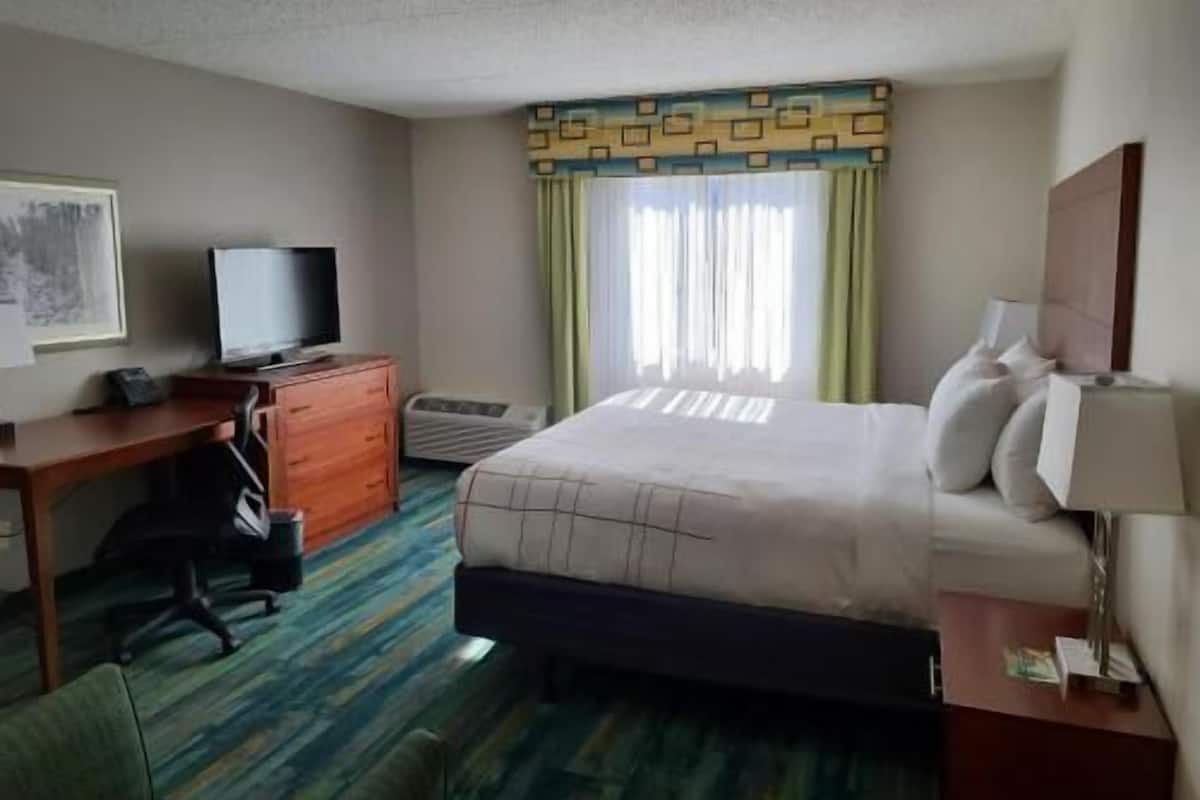 Ropa de cama de alta calidad, camas con pillow-top y escritorio