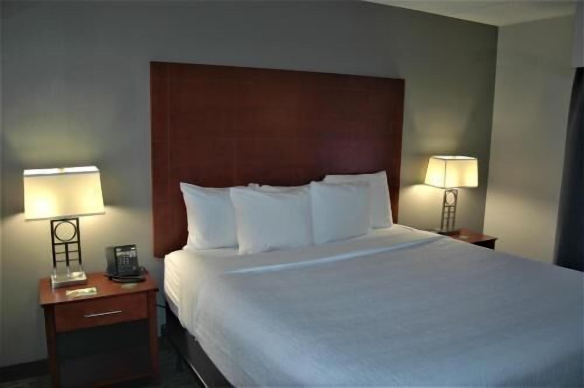 Ropa de cama de alta calidad, camas con pillow-top y escritorio 
