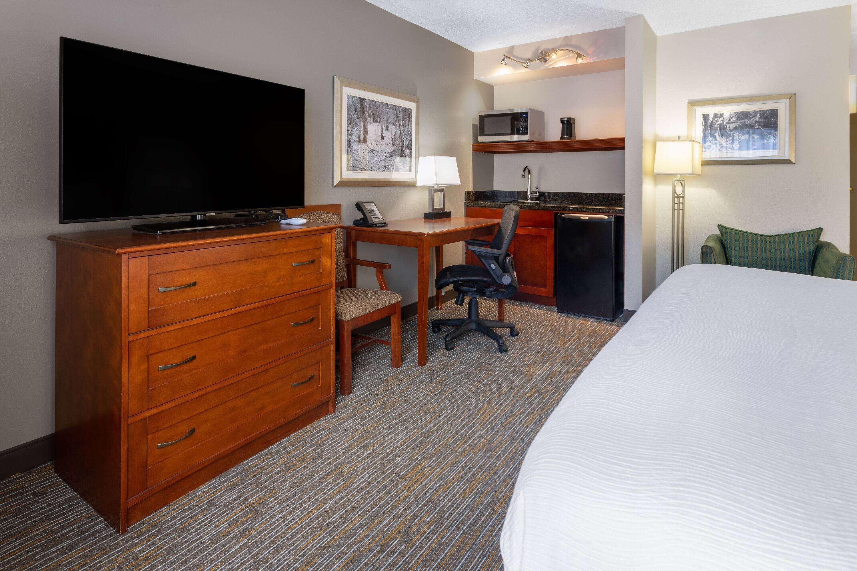 1 bedroom, premium bedding, pillow-top beds, desk