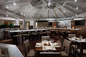 2 restoran, melayani makan siang, makan malam; sajian masakan Amerika