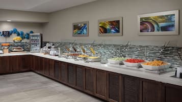 2 间餐厅,供应午餐和晚餐,美洲菜