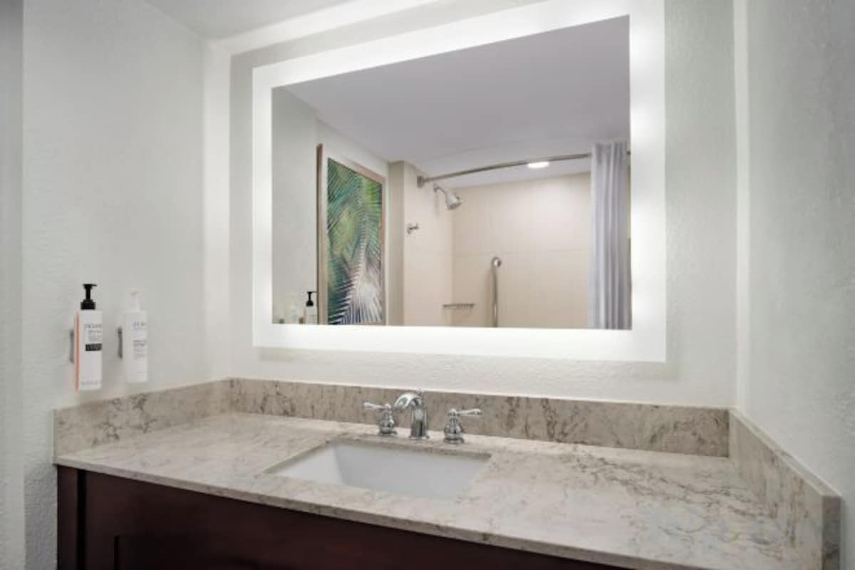 Articles de toilette gratuits, sèche-cheveux, serviettes fournies