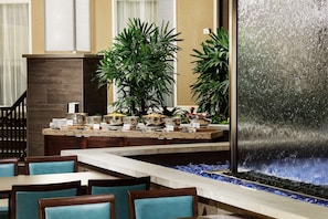 2 Restaurants, Mittagessen, Abendessen, amerikanische Küche