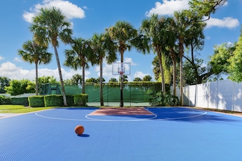 Sports facility at Embassy Suites by Hilton Orlando Lake Buena Vista Resort