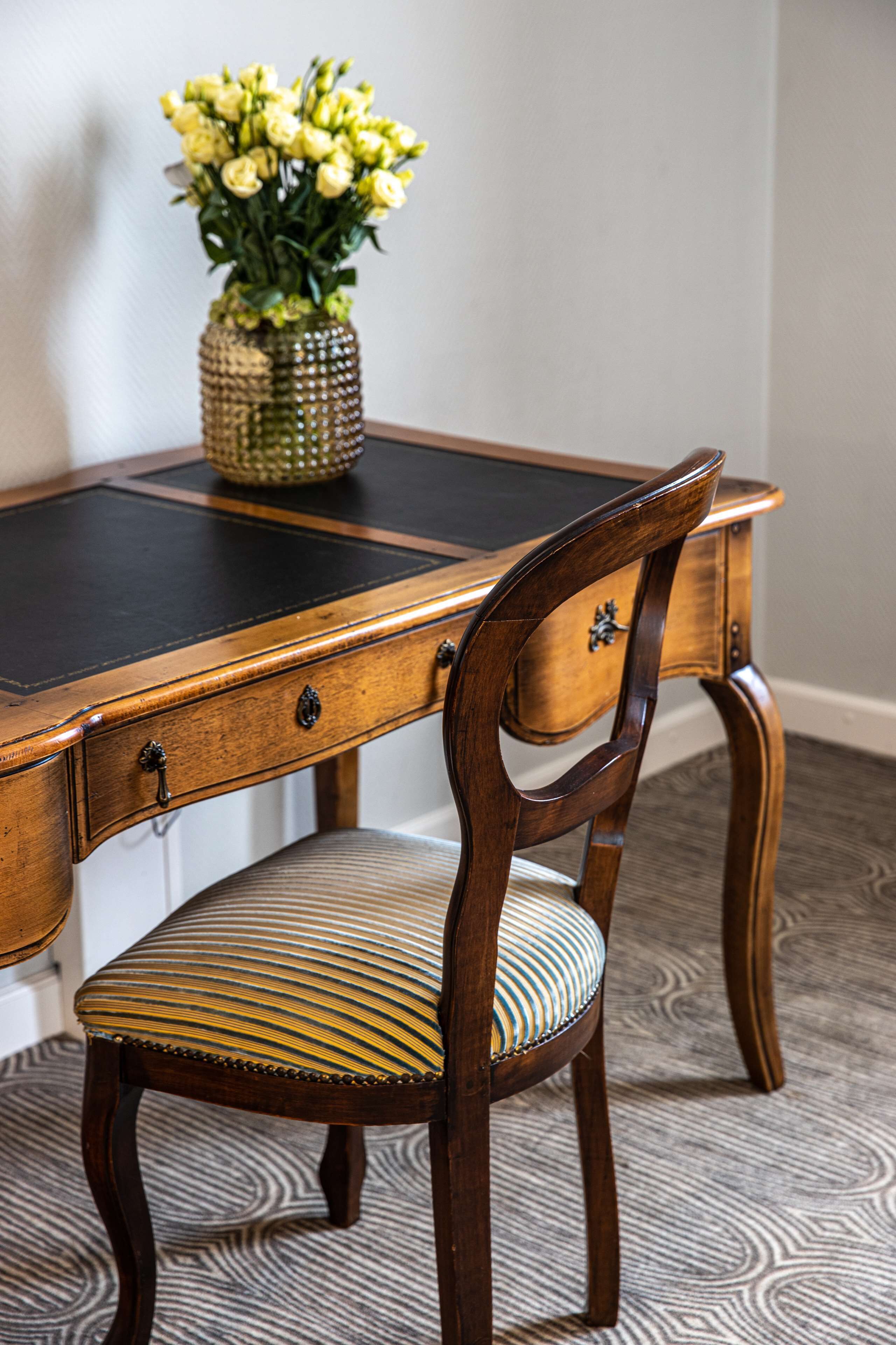 suite | hypo-allergenic bedding, in-room safe, soundproofing, iron/ironing board