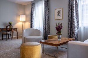 Suite | Hypo-allergenic bedding, in-room safe, soundproofing, iron/ironing board