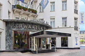 Property entrance - Radisson Blu Schwarzer Bock Hotel (Wiesbaden)