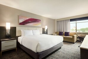 Pillow-top beds, minibar, in-room safe, desk - DoubleTree by Hilton St. Paul East (St. Paul)