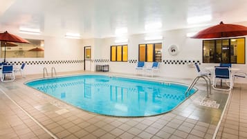 Inomhuspool med öppettider 06.00 till 23.00, och solstolar