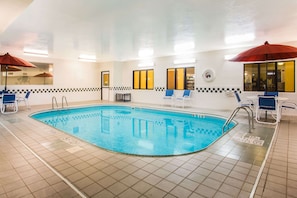 Piscine couverte, accès possible de 08 h 00 à 23 h 00, chaises longues