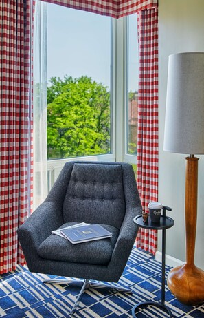 Studio Suite, 1 King Bed | Premium bedding, in-room safe, desk, iron/ironing board