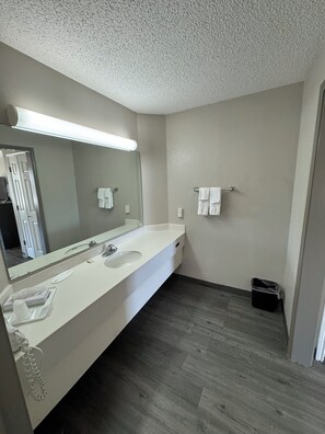 Bañera con ducha, artículos de tocador gratuitos, secador de pelo