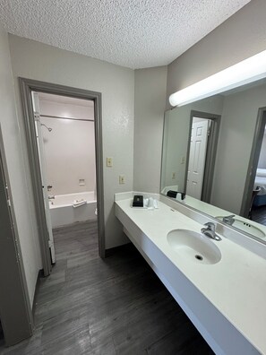 Combined shower/tub, free toiletries, hair dryer, towels - Days Inn by Wyndham Georgetown (Georgetown)