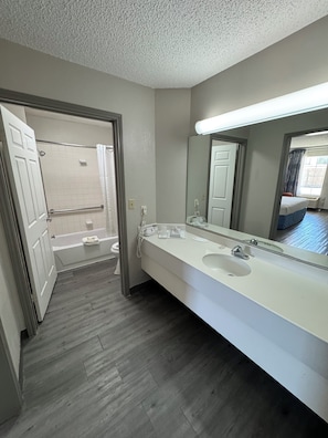 Combined shower/bathtub, free toiletries, hair dryer, towels